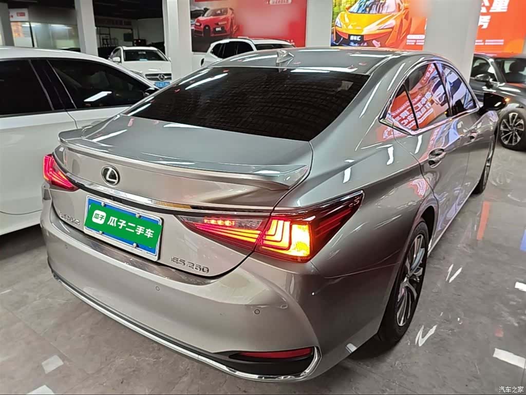 Lexus ES, 2019 7