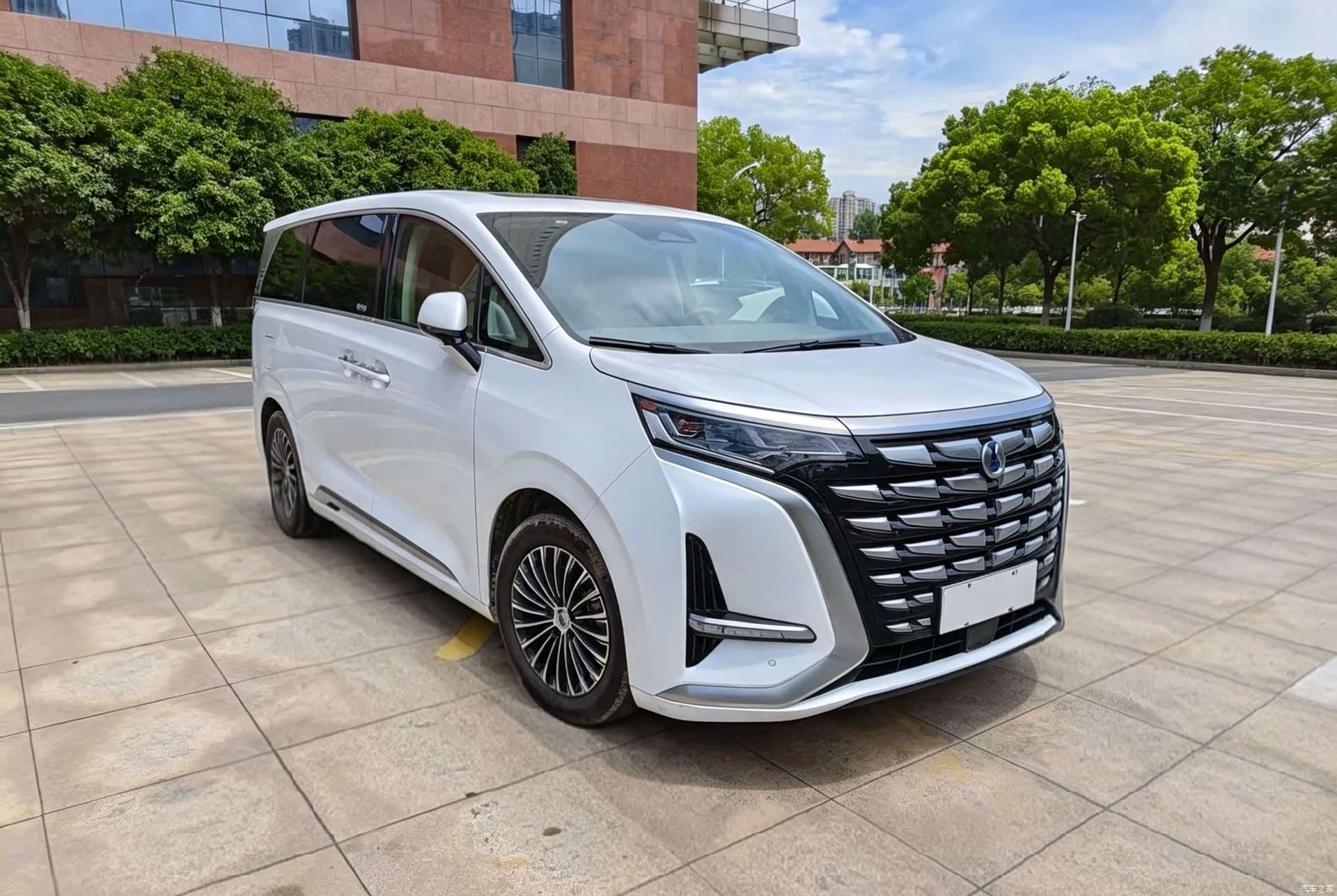 Denza D9, 2023 3
