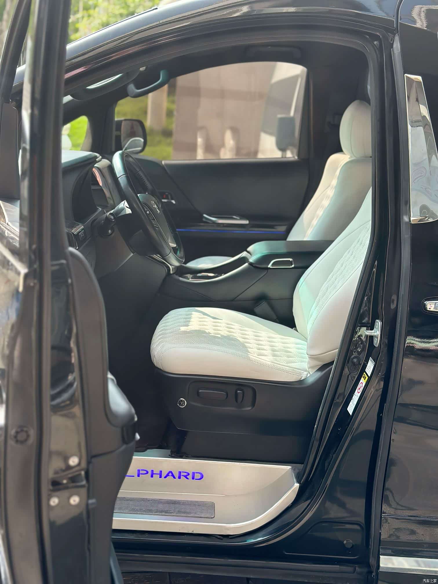 Toyota Alphard, 2011 10