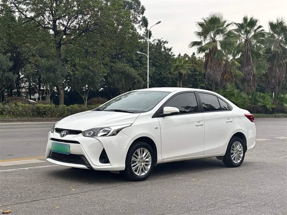 Toyota YARiS L to enjoy