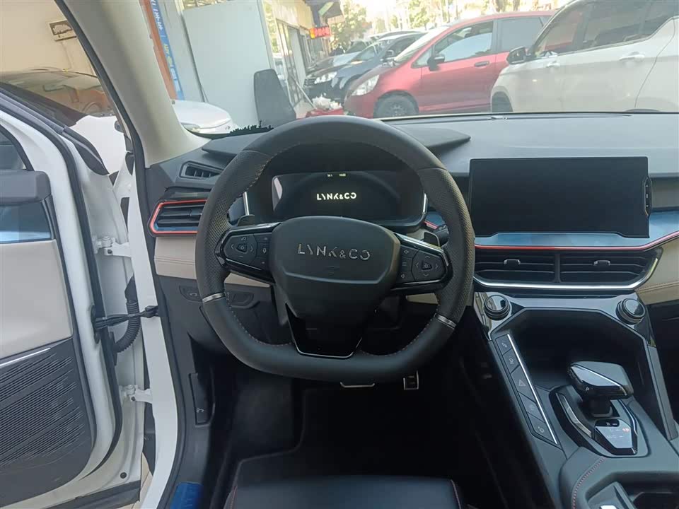 Lynk & Co 06