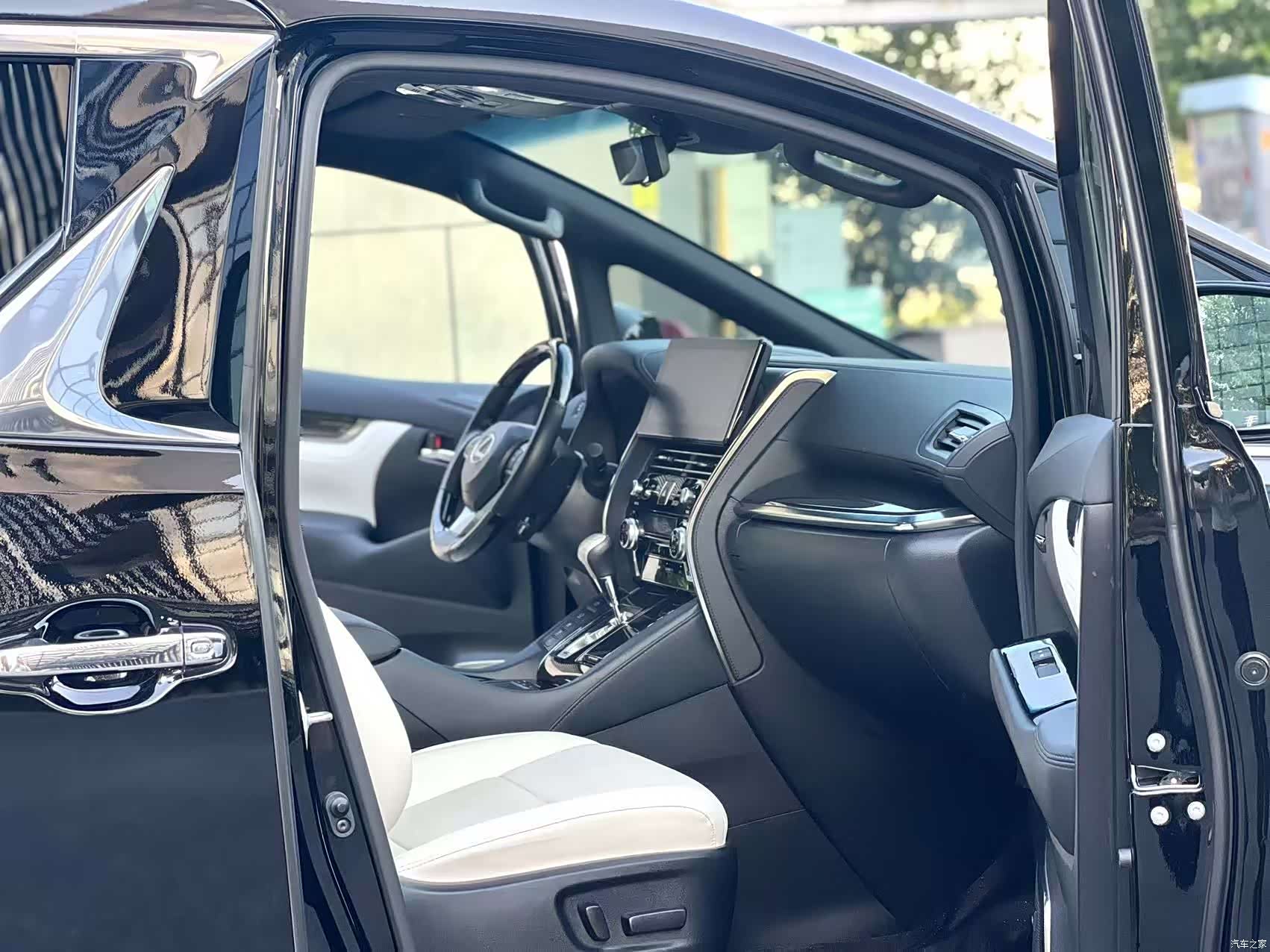 Lexus LM, 2022 9