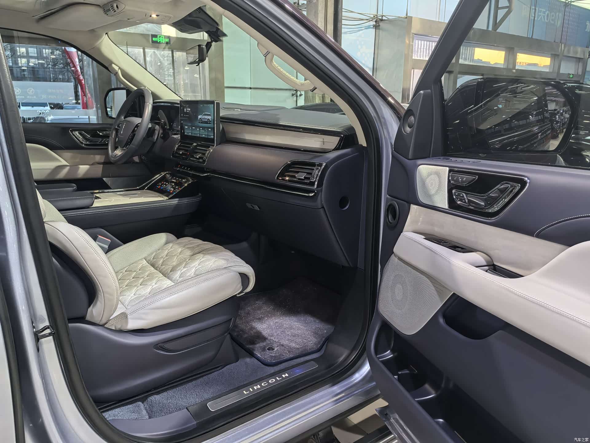 Lincoln Navigator, 2023 11