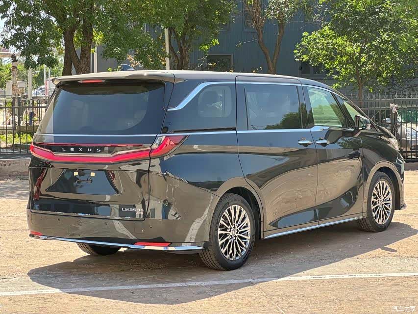 Lexus LM, 2025 6