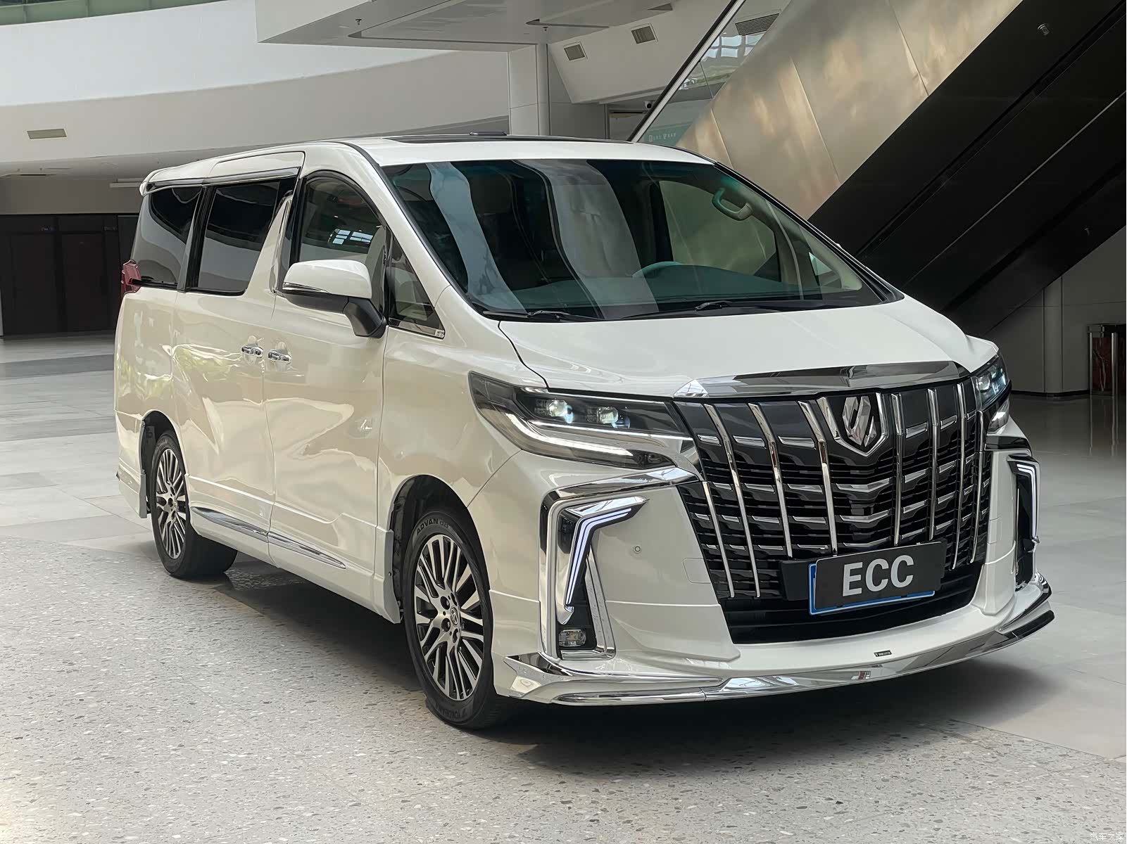 Toyota Alphard, 2011 3