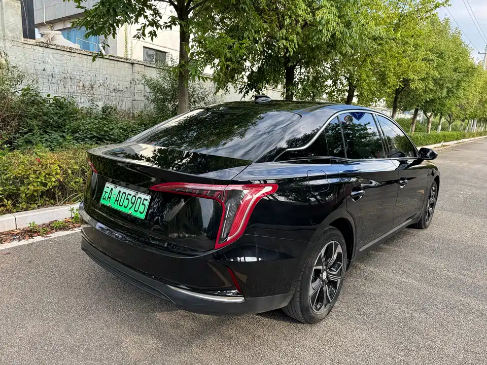 Hongqi E-QM5