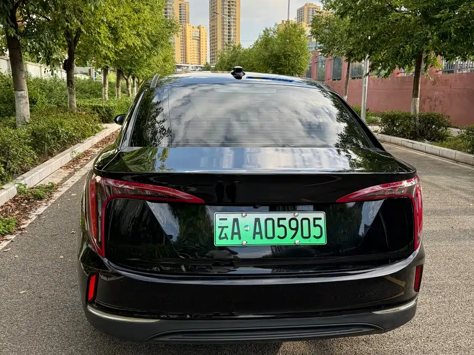 Hongqi E-QM5