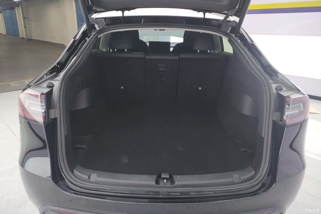 Tesla Model Y, 2023 4