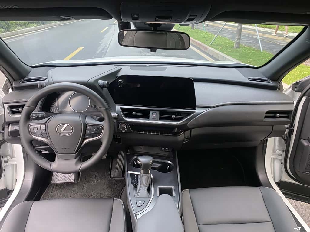 Lexus UX, 2024 8