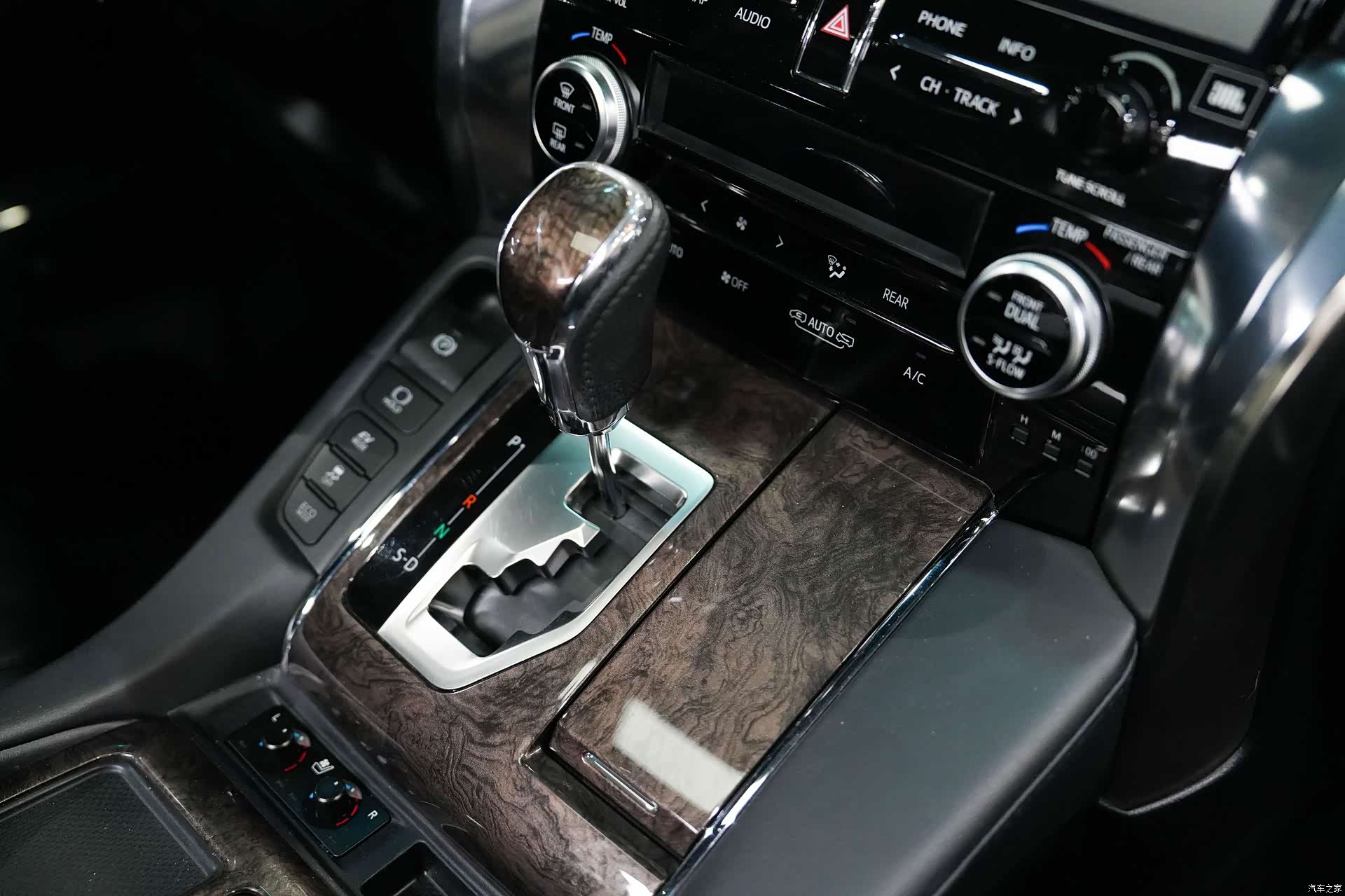 Toyota Alphard, 2022 19