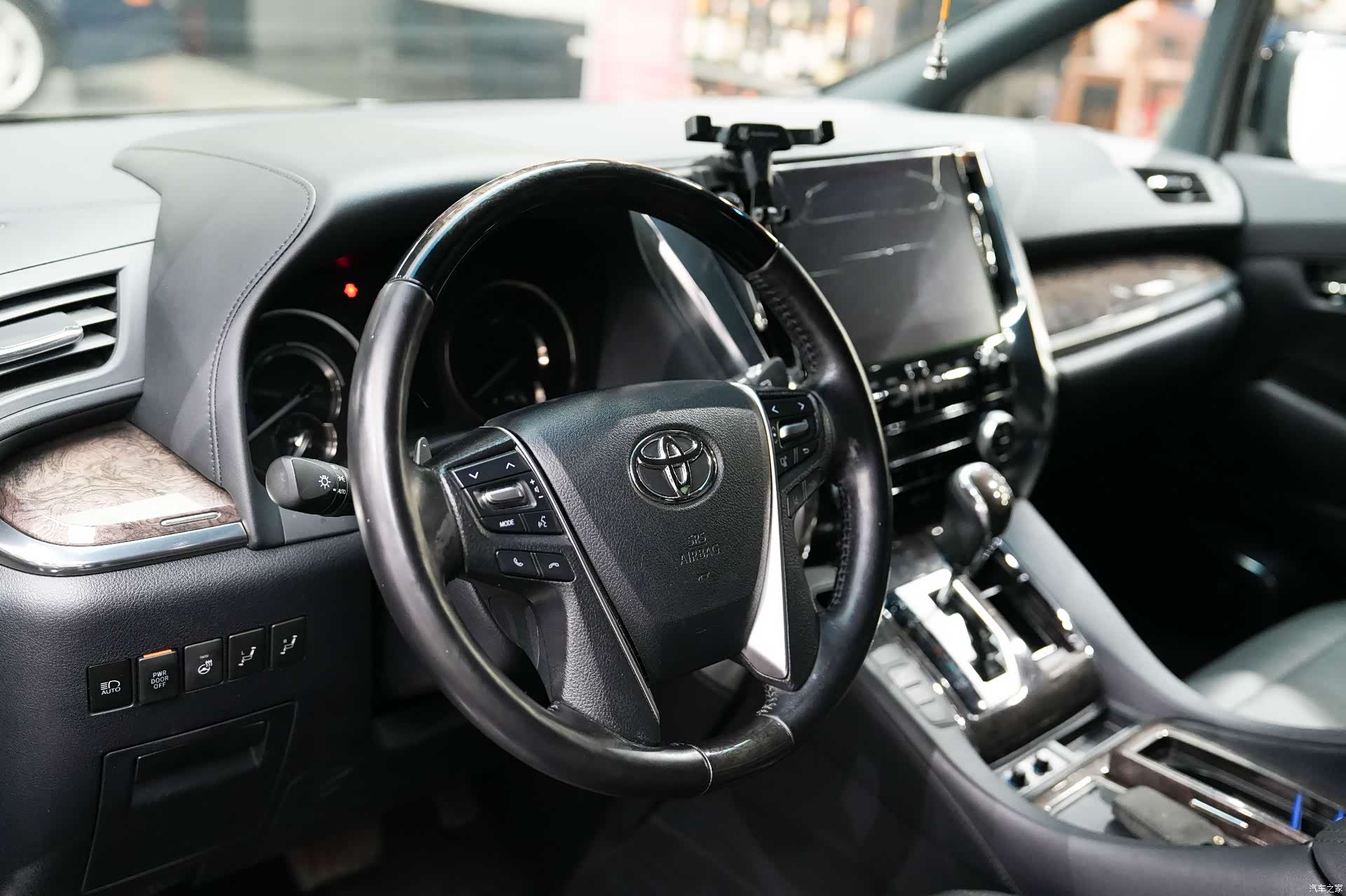 Toyota Alphard, 2022 11