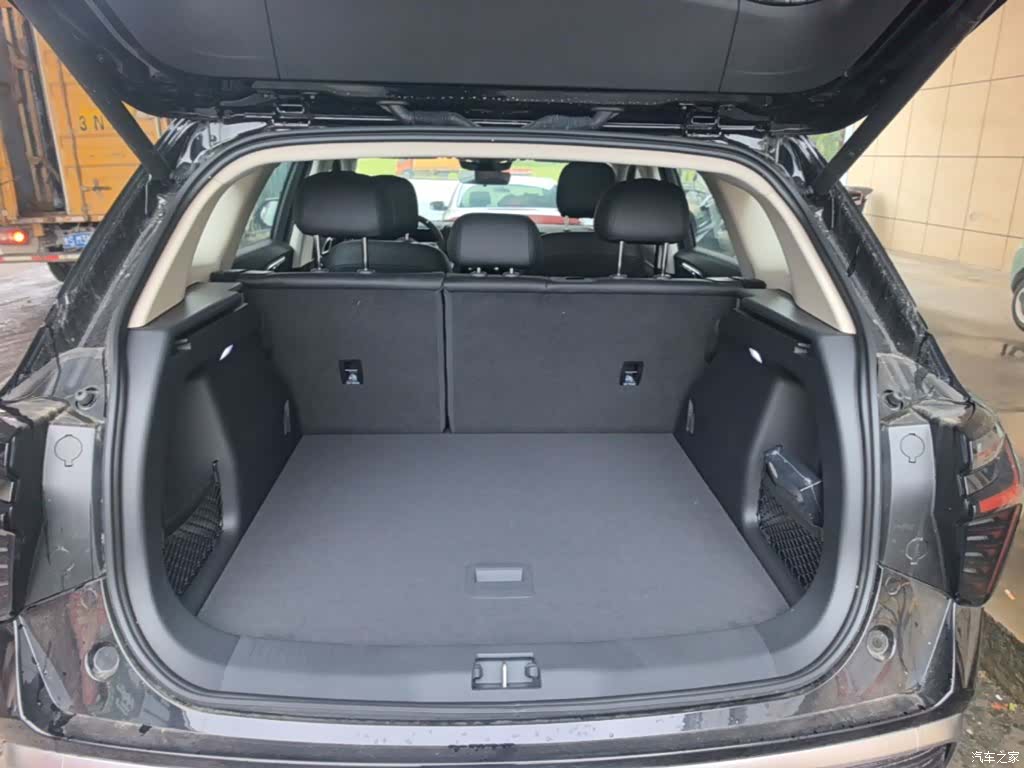 Hongqi HS3, 2026 19
