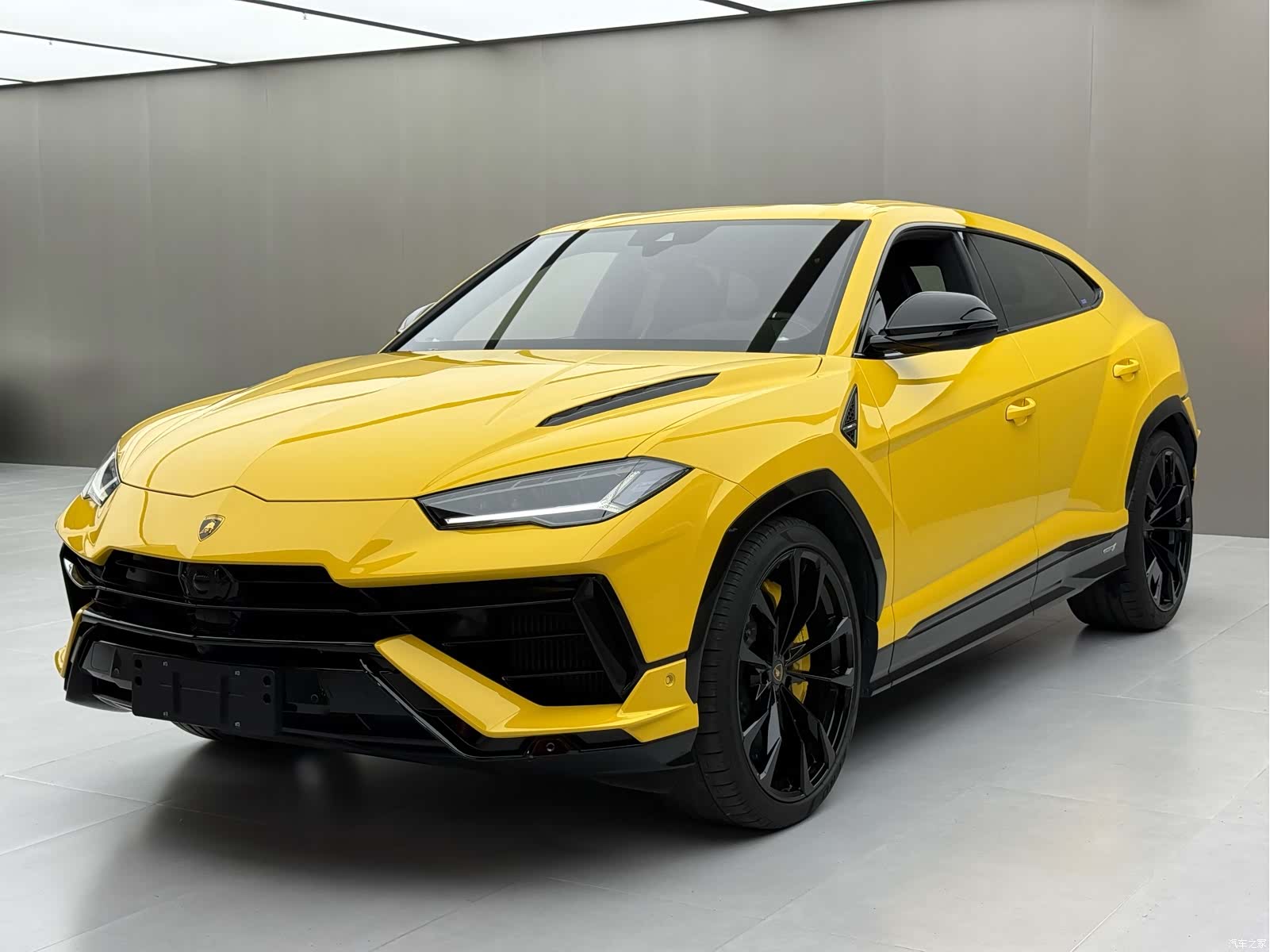 Lamborghini Urus, 2023 3