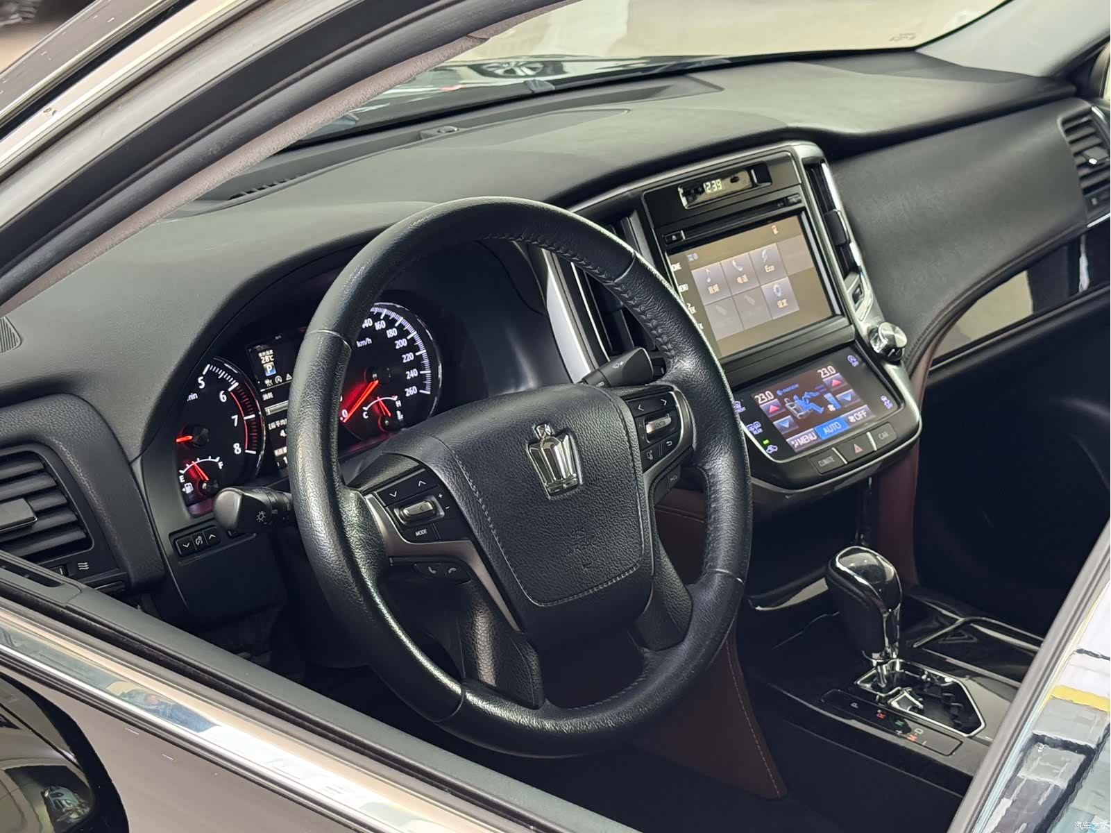 Toyota Crown, 2018 все фото