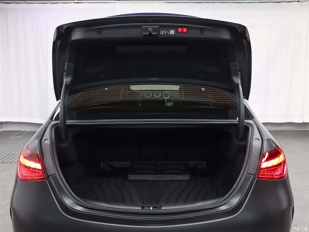 Mercedes-Benz C-Class, 2024 27