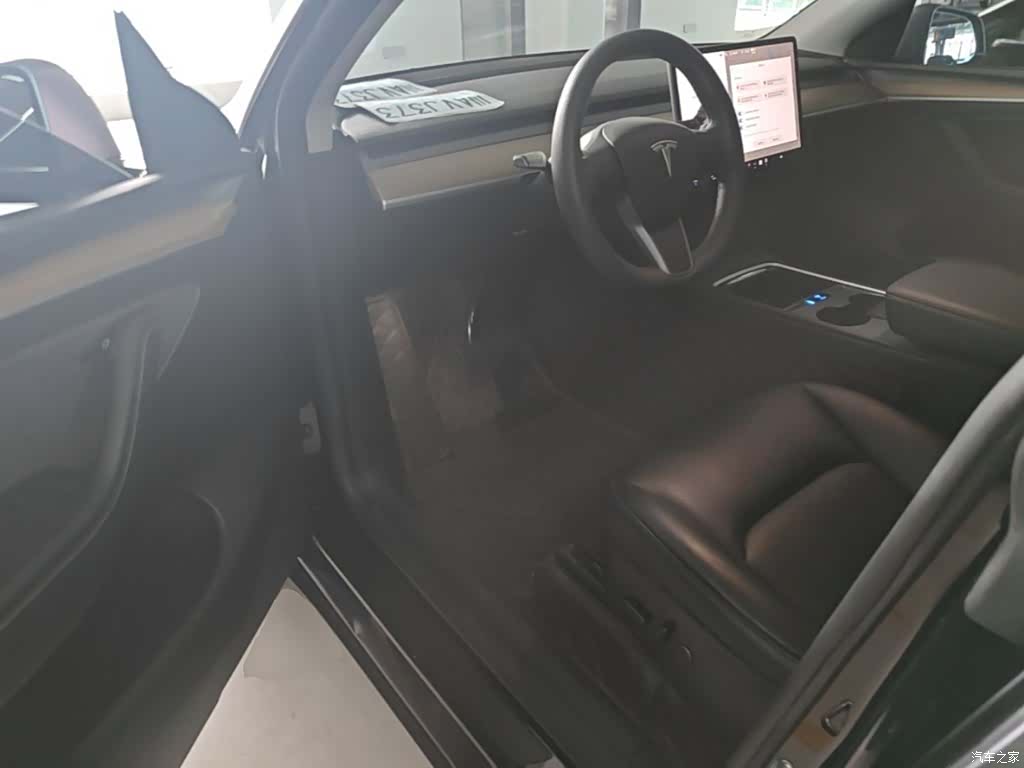 Tesla Model Y, 2023 16