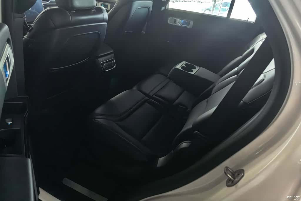 Ford Explorer, 2020 11