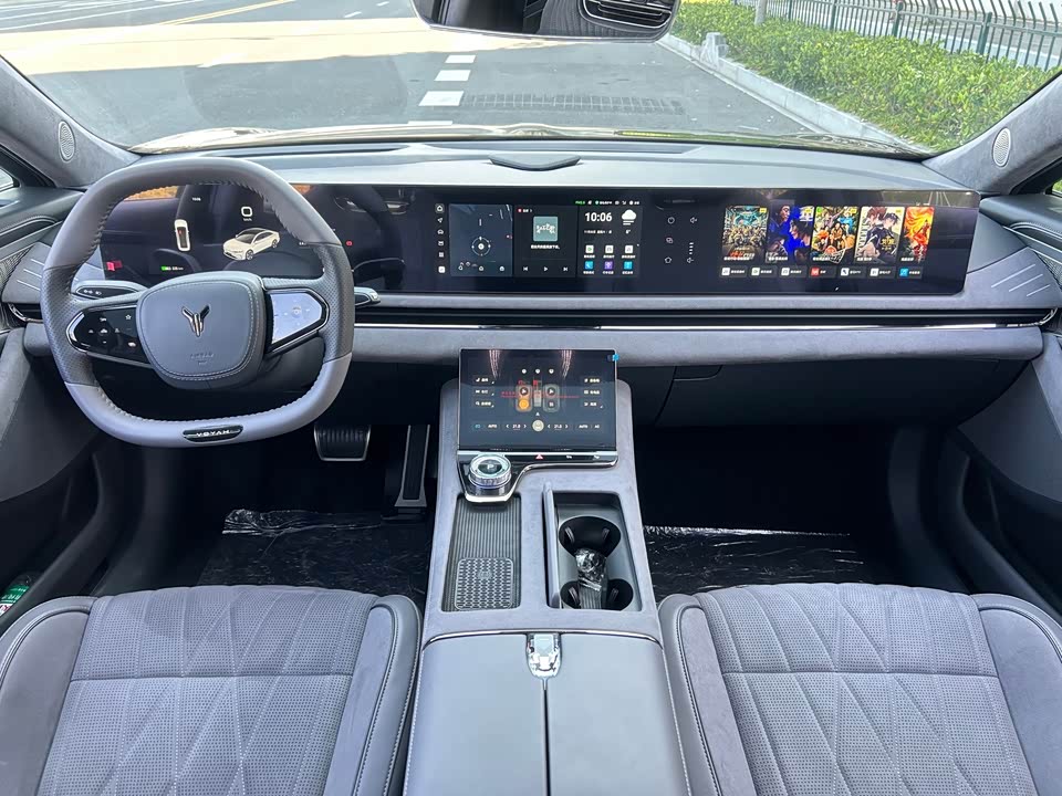 VOYAH Lantu chasing light