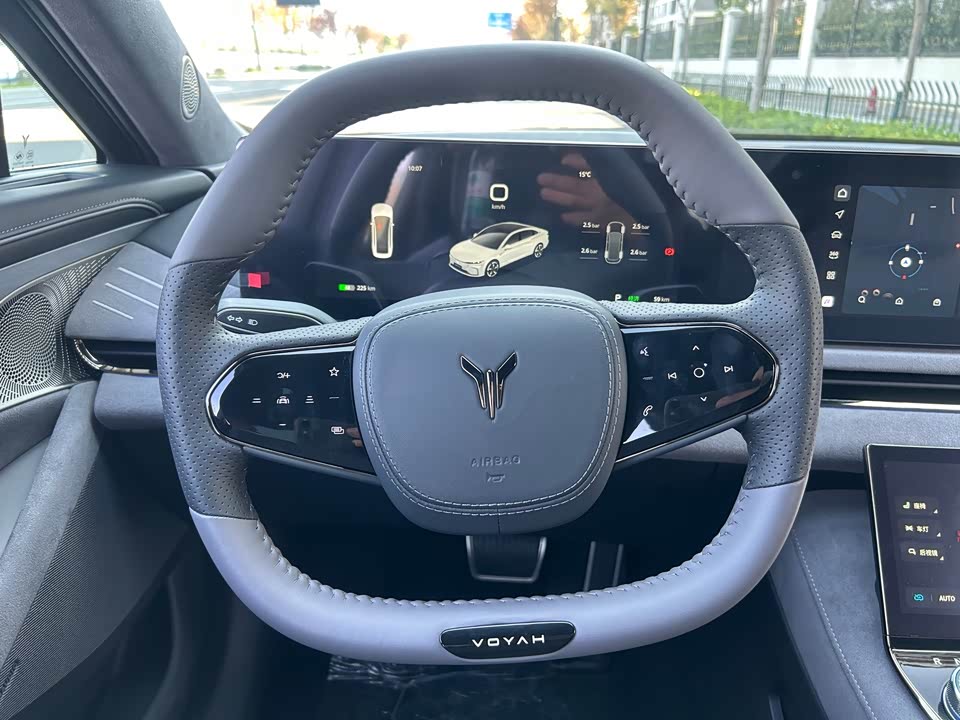 VOYAH Lantu chasing light