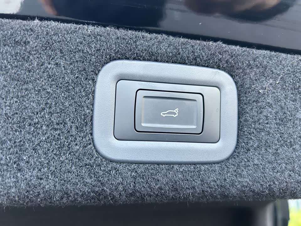 VOYAH Lantu chasing light