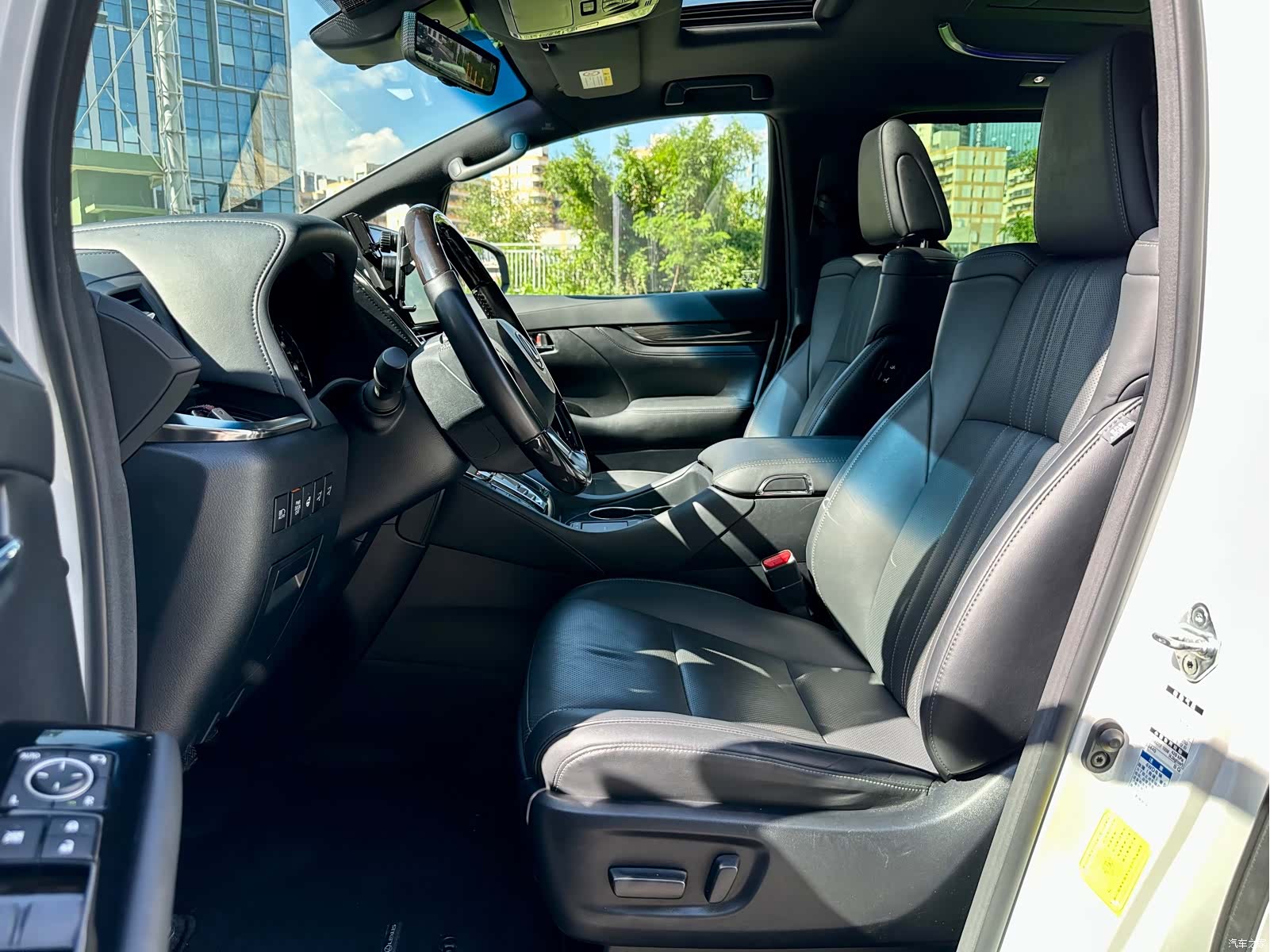 Lexus LM, 2020 4