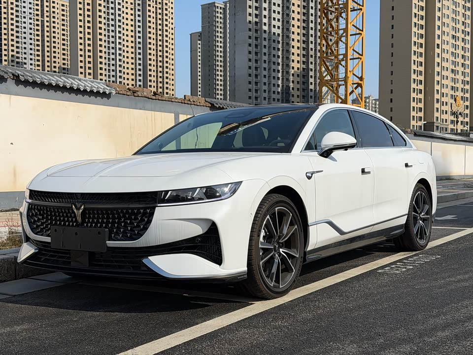 VOYAH Lantu chasing light