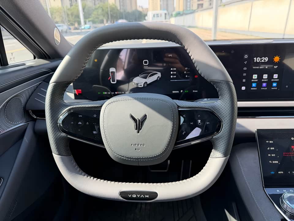 VOYAH Lantu chasing light