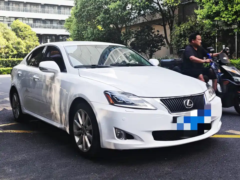 Lexus IS
