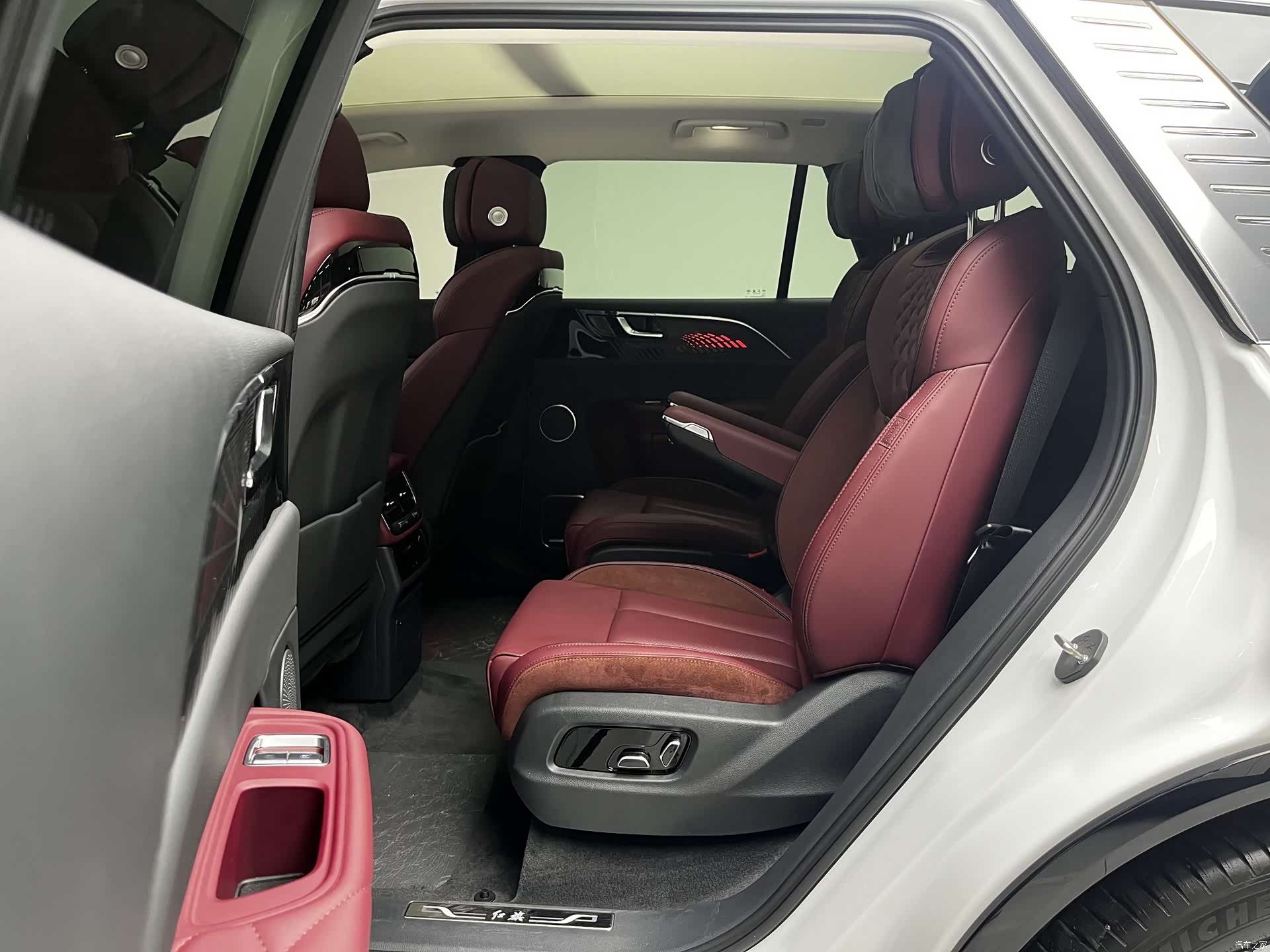 Hongqi E-HS9, 2023 7
