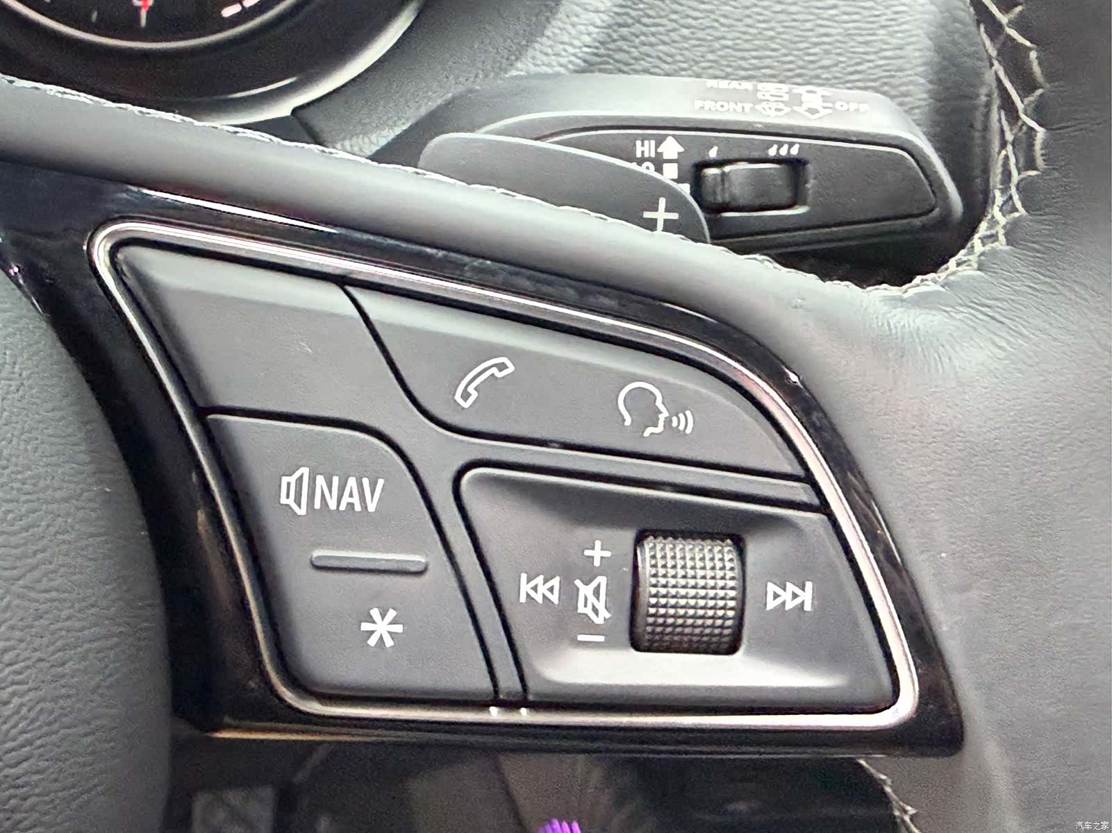 Audi Q2L, 2023 13