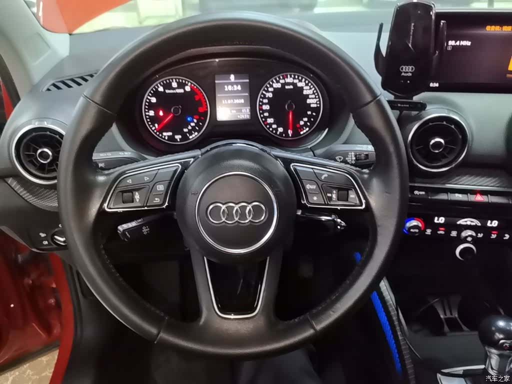 Audi Q2L, 2018 11