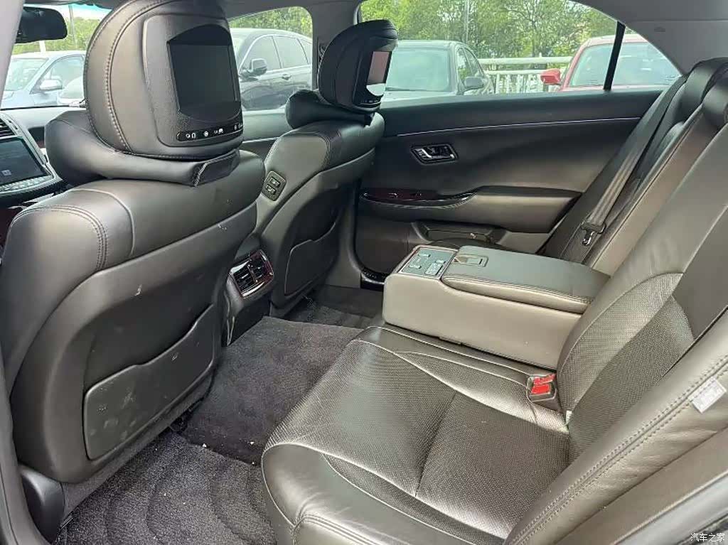 Toyota Crown, 2012 3