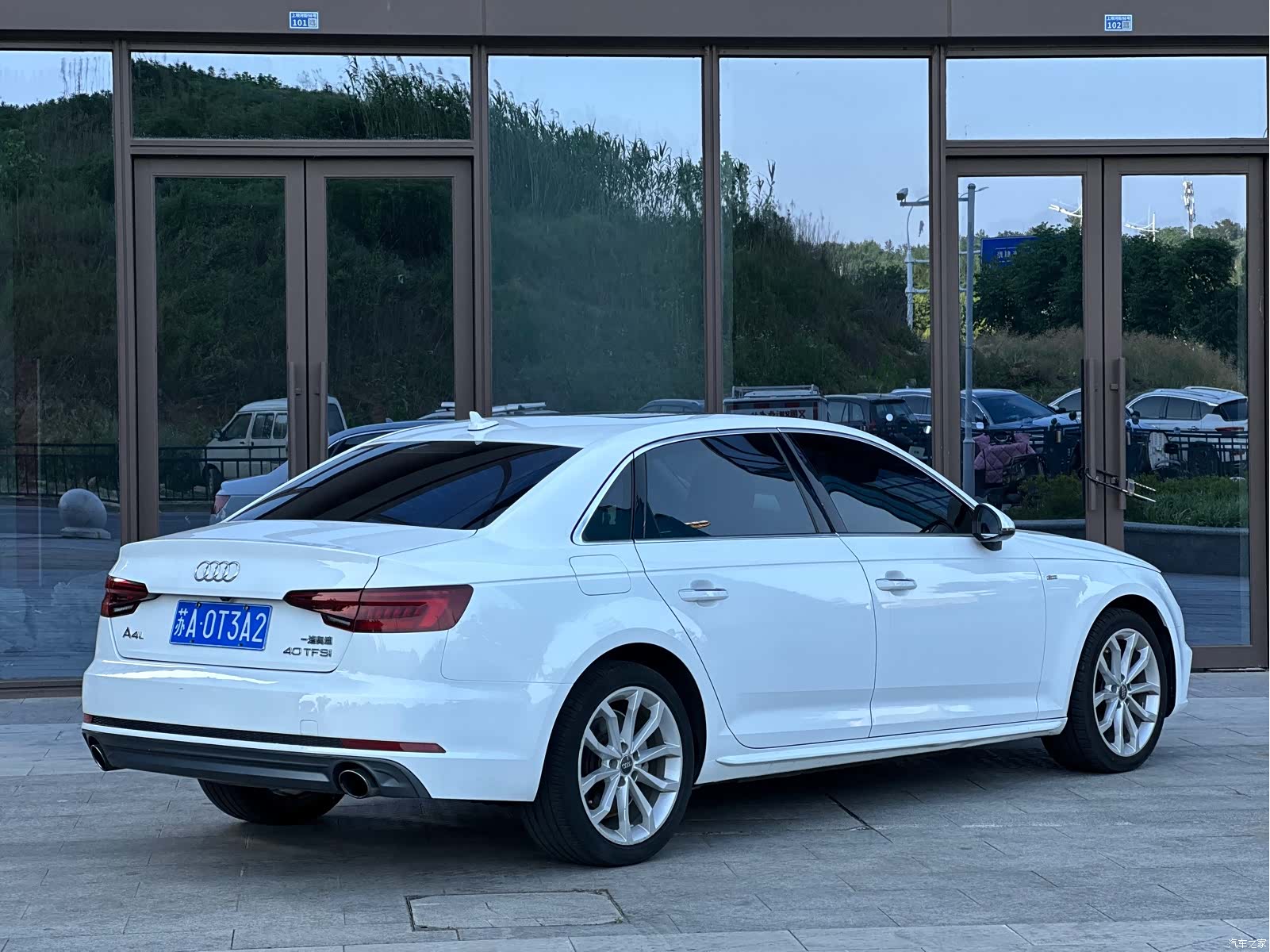 Audi A4L, 2018 все фото