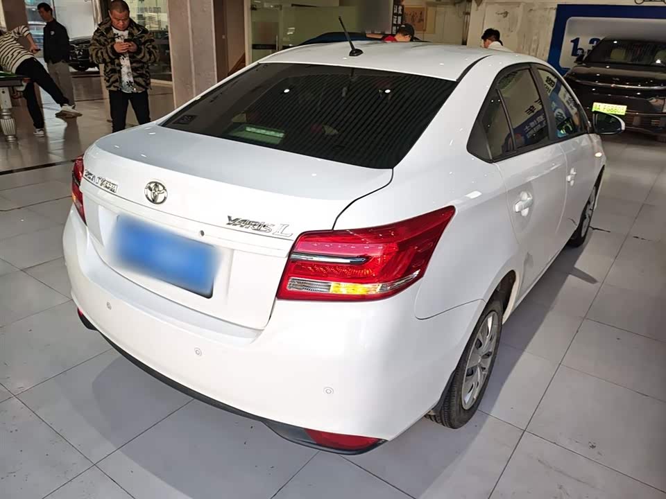 Toyota YARiS L to enjoy