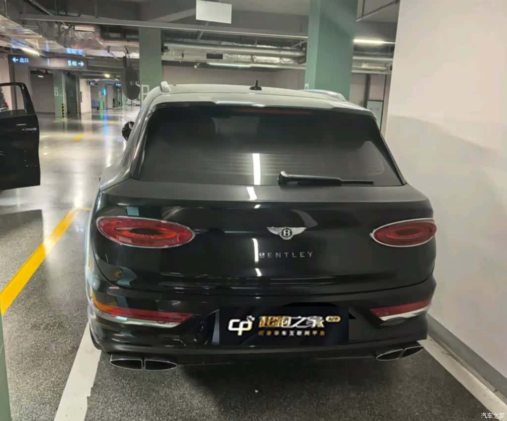 Bentley Bentayga, 2024 3