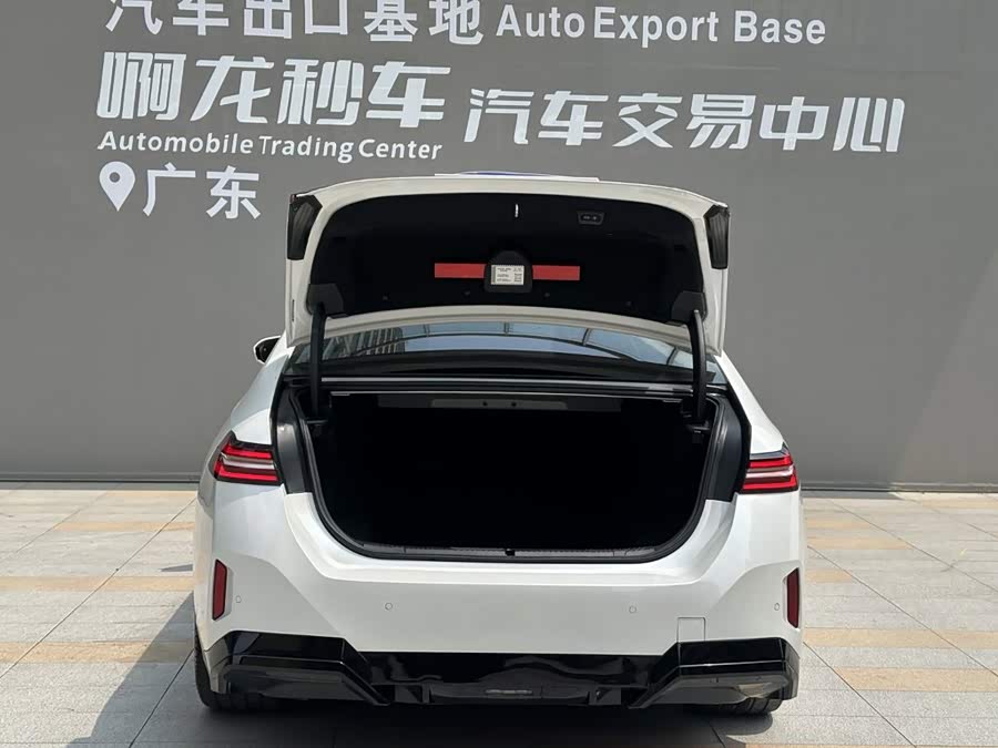BMW 5 Series 2024, фото 14