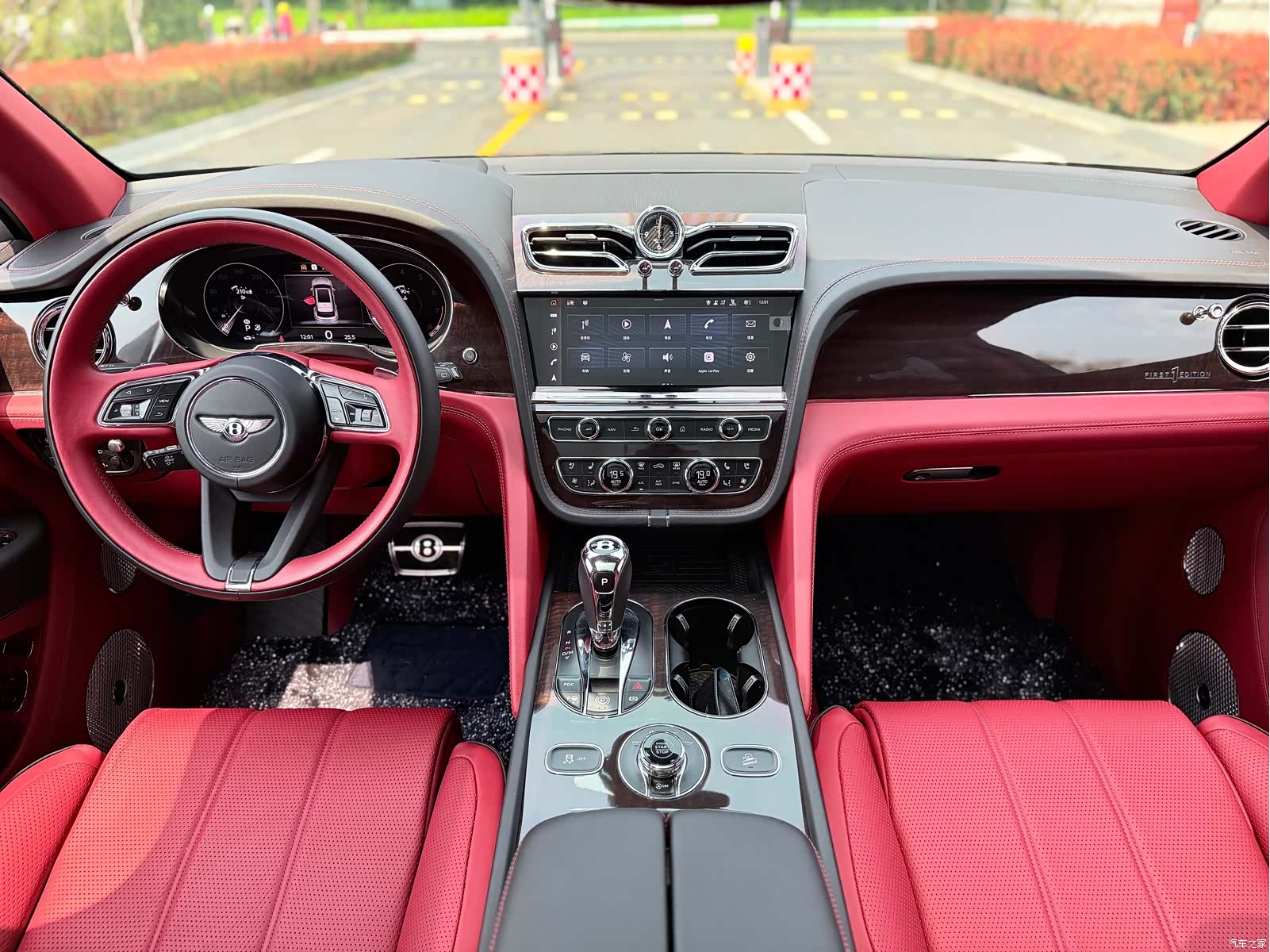 Bentley Bentayga, 2020 9