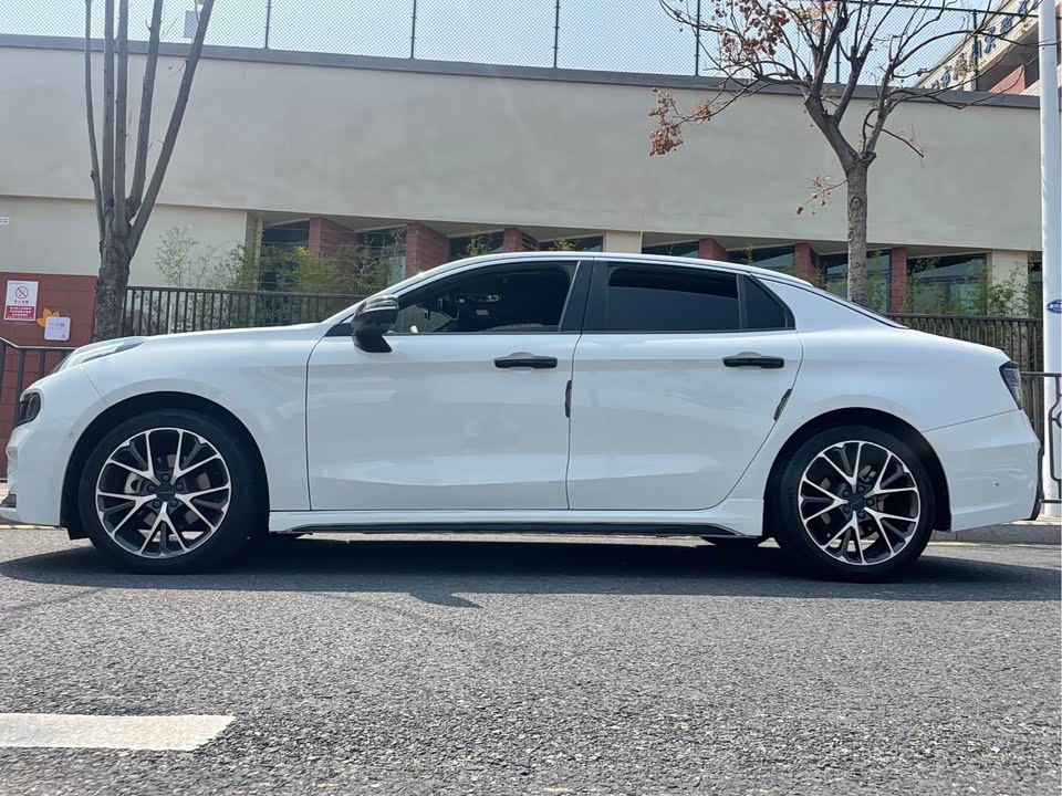 Lynk & Co 03