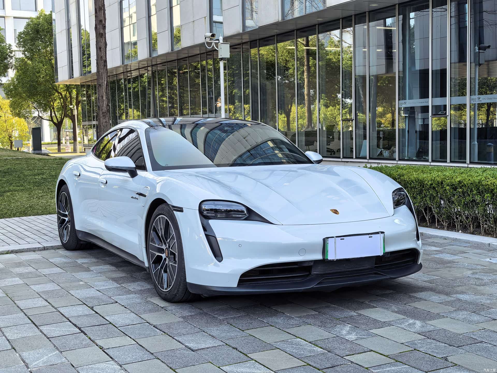 Porsche Taycan, 2023 3
