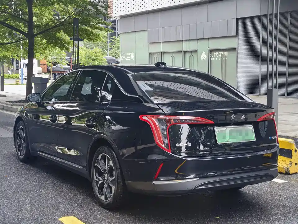 Hongqi E-QM5