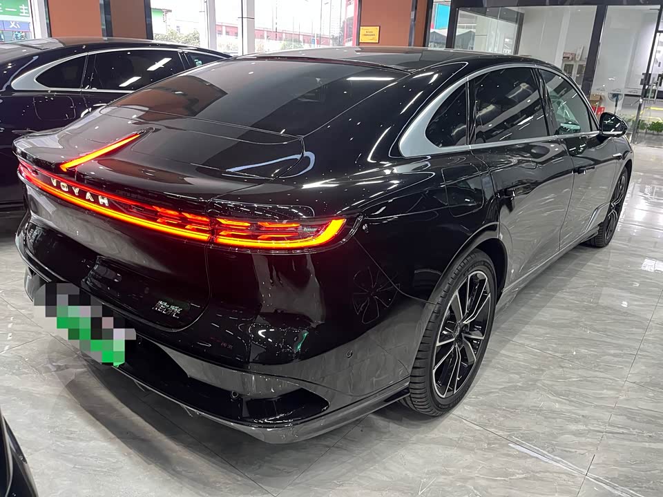 VOYAH Lantu chasing light