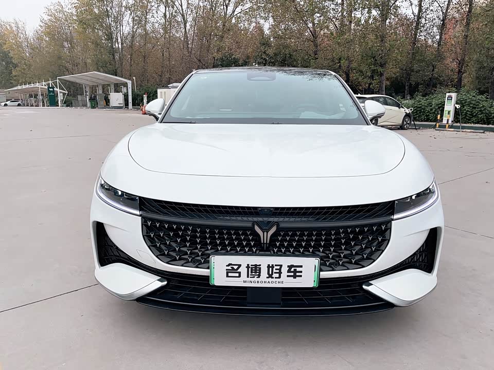 VOYAH Lantu chasing light