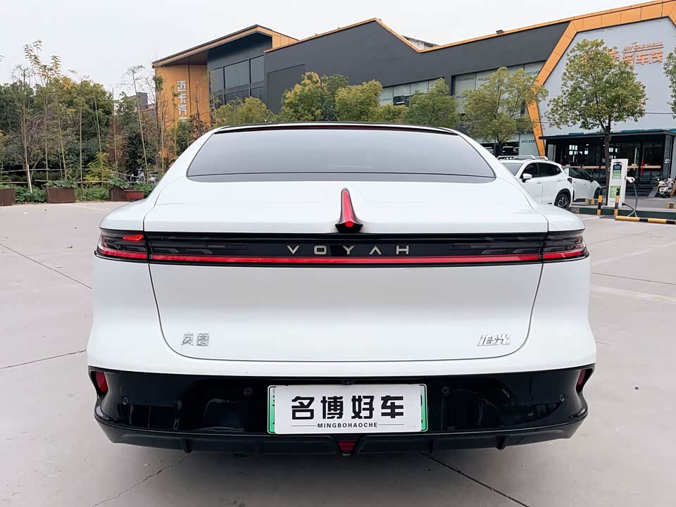 VOYAH Lantu chasing light