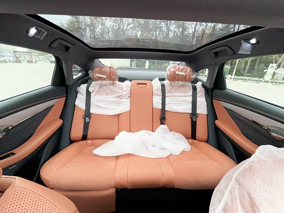 VOYAH Lantu chasing light