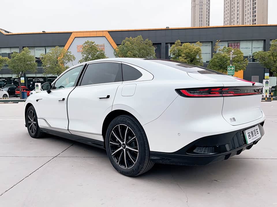 VOYAH Lantu chasing light