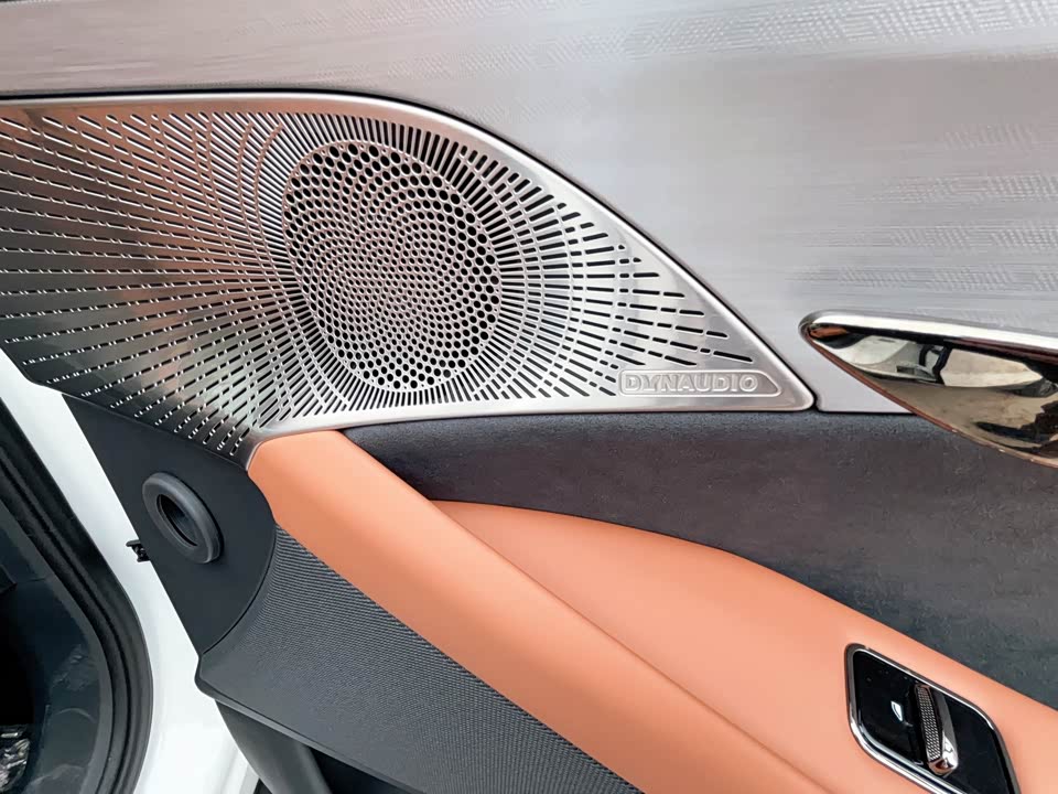 VOYAH Lantu chasing light