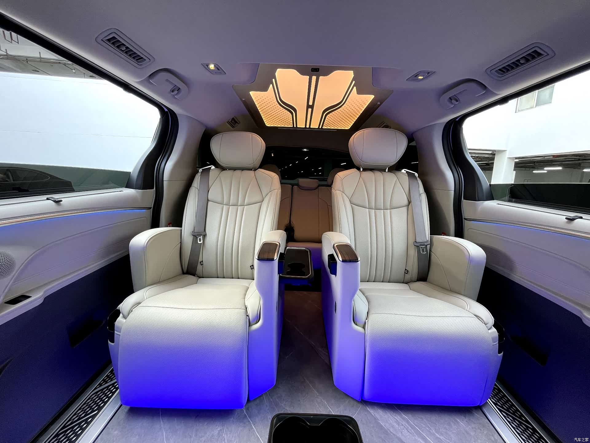 Toyota Granvia, 2025 11