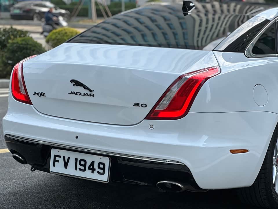 Jaguar XJ