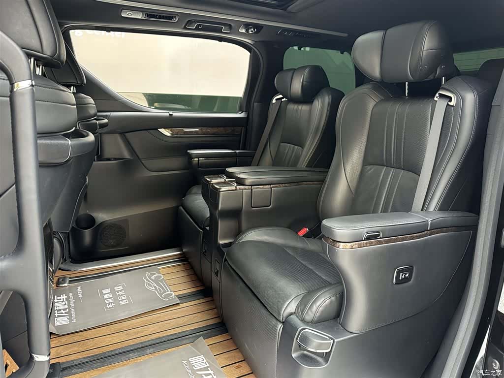 Toyota Vellfire, 2021 11