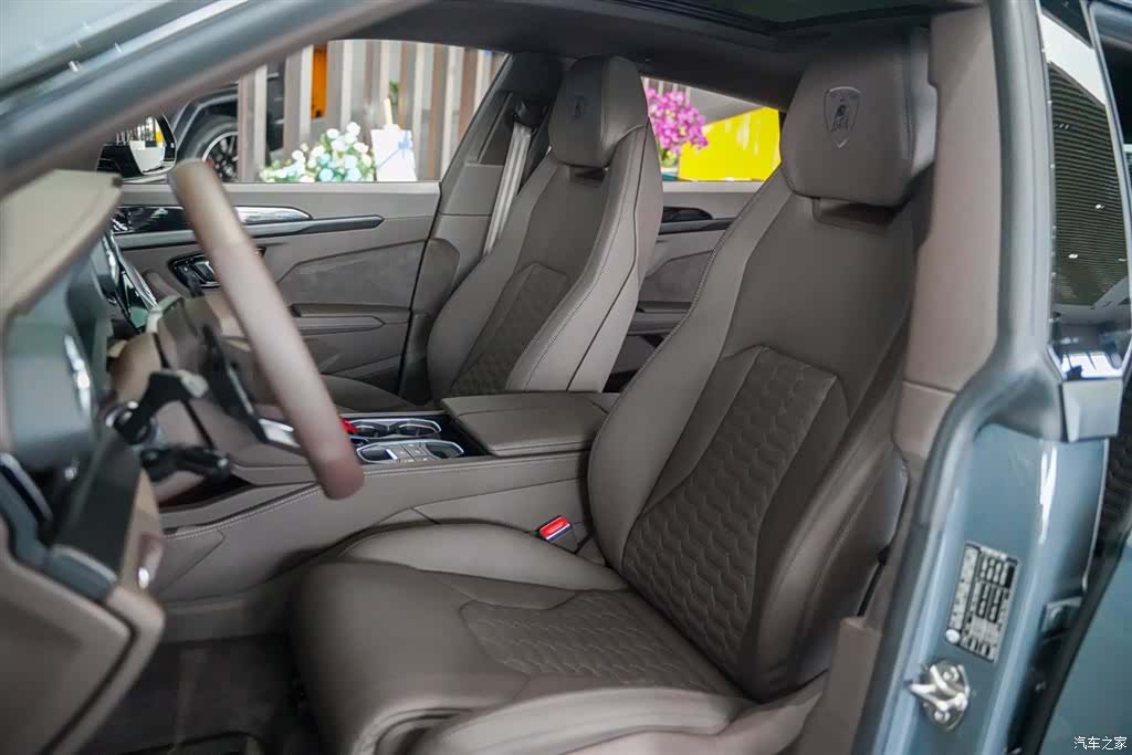 Lamborghini Urus, 2024 14